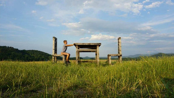 Obří stůl a židle na Lánském vrchu (9 km od apartmánů)